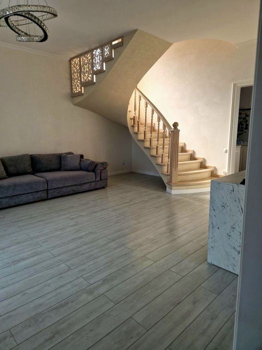 Здається шикарний 4 кімнатний Будинок по Вулиці Козацька.