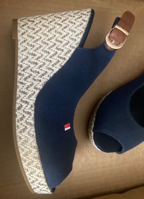 Sandały na koturnie