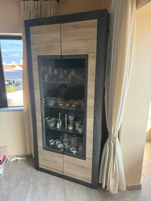 Cristaleira em MDF, com prateleiras em vidro