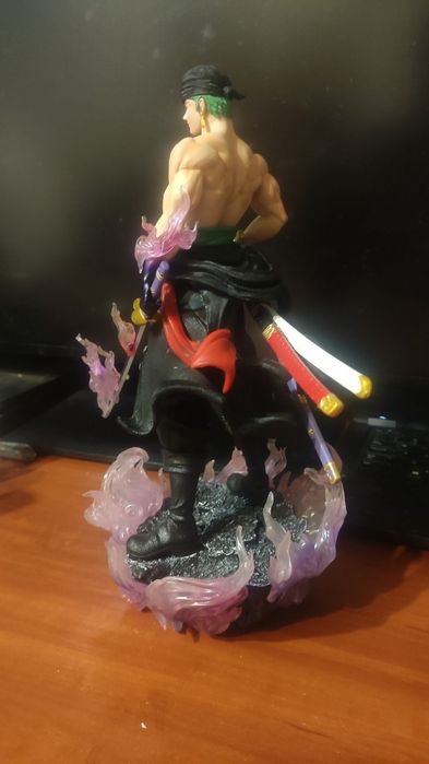 Колекційна фігурка Roronoa Zoro One Piece — велика і важка,
