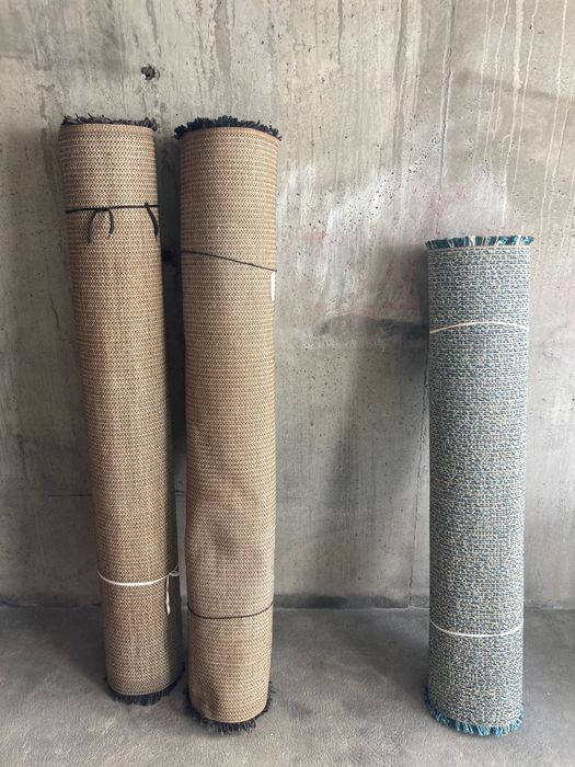 Tapete de pêlo cinza e branco