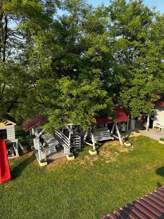 Продається база відпочинку - 2 готелі, кафе та басейн