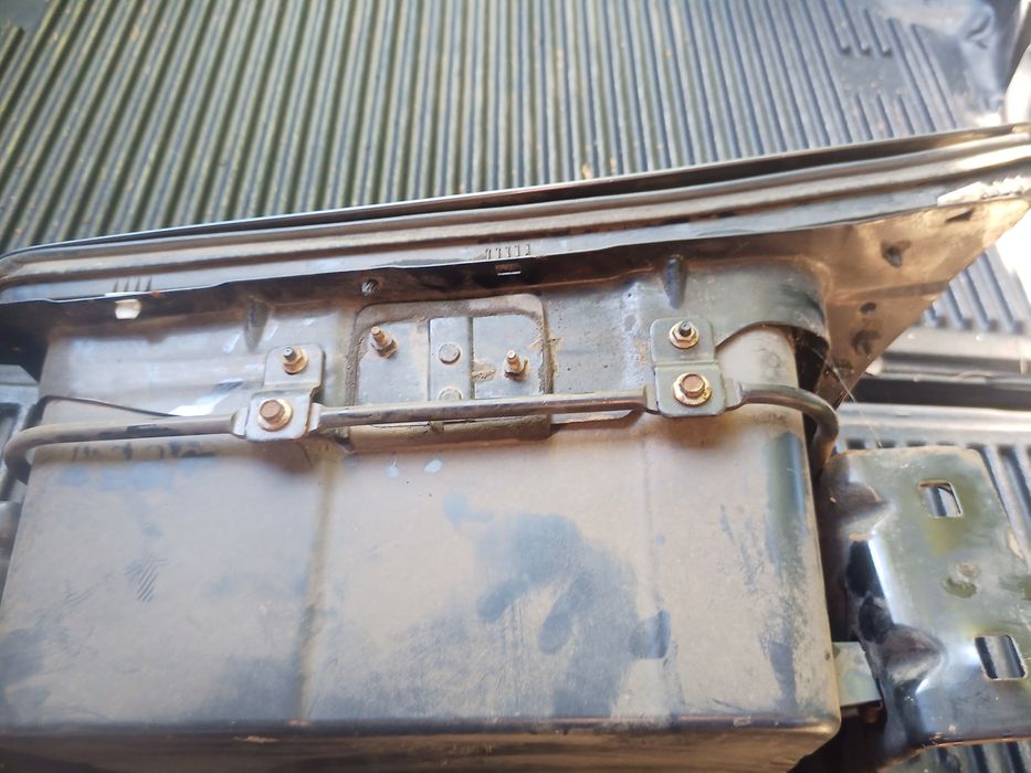 Schowek Nissan Titan 5.6 V8