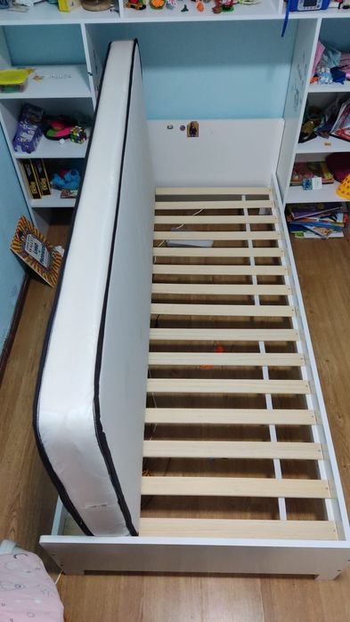 Cama de criança com estante