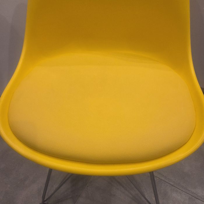 Dwa krzesła w kolorze żółtym