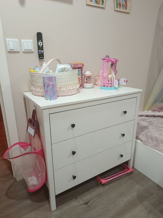Cómoda HEMMES Ikea