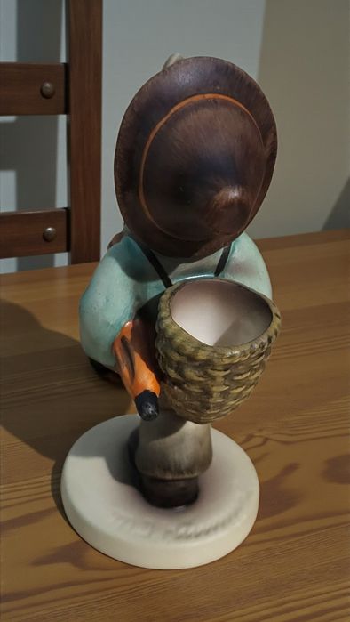 Figurka Goebel – chłopiec z parasolem