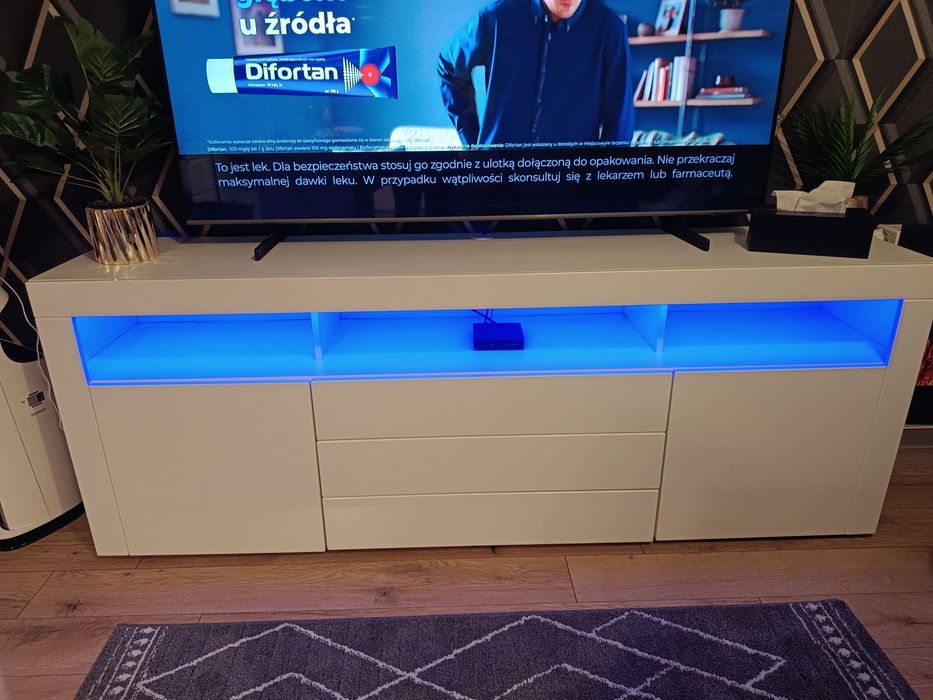 Biała komoda led