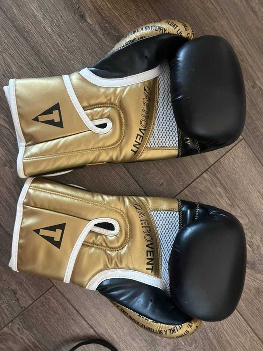 Боксерські рукавички Title Ali Infused Foam Training Gloves (чорно-золоті) 16oz