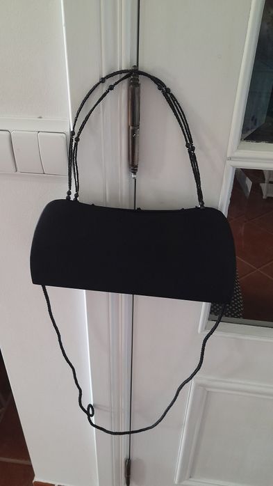 Clutch preta com missangas, com alça larga e 2 pegas com missangas