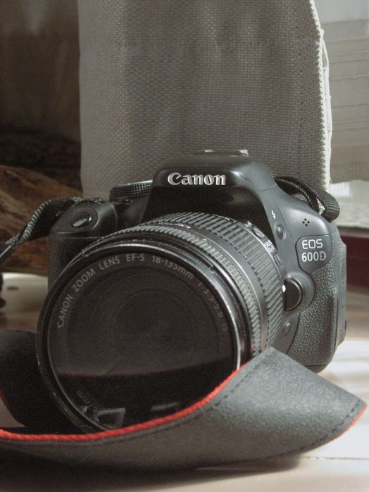 Canon eos 600D + objectiva EF-S 18-135mm f3.5-5.6 + carregadores