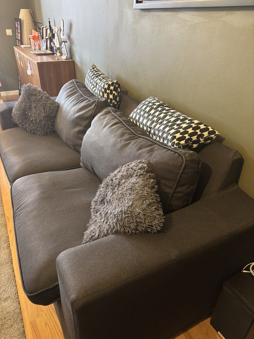 Sofa chateu dax duas almofadas mais cabe perfeitamente tres pessoas