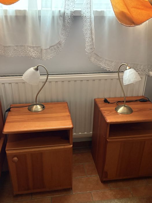 Nakastliki , stoliki nocne  i lampki  po zamknietym hotelu