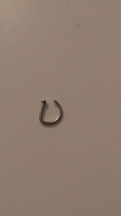 Kolczyk do nosa bez przekłuwania