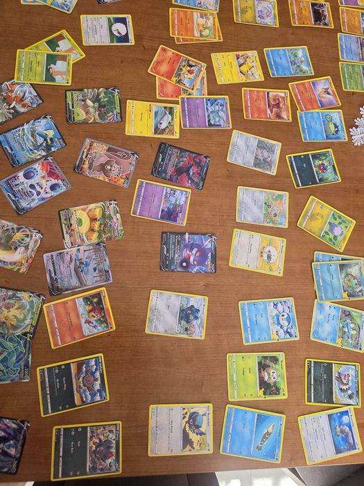 Caixa com cartas de pokemon