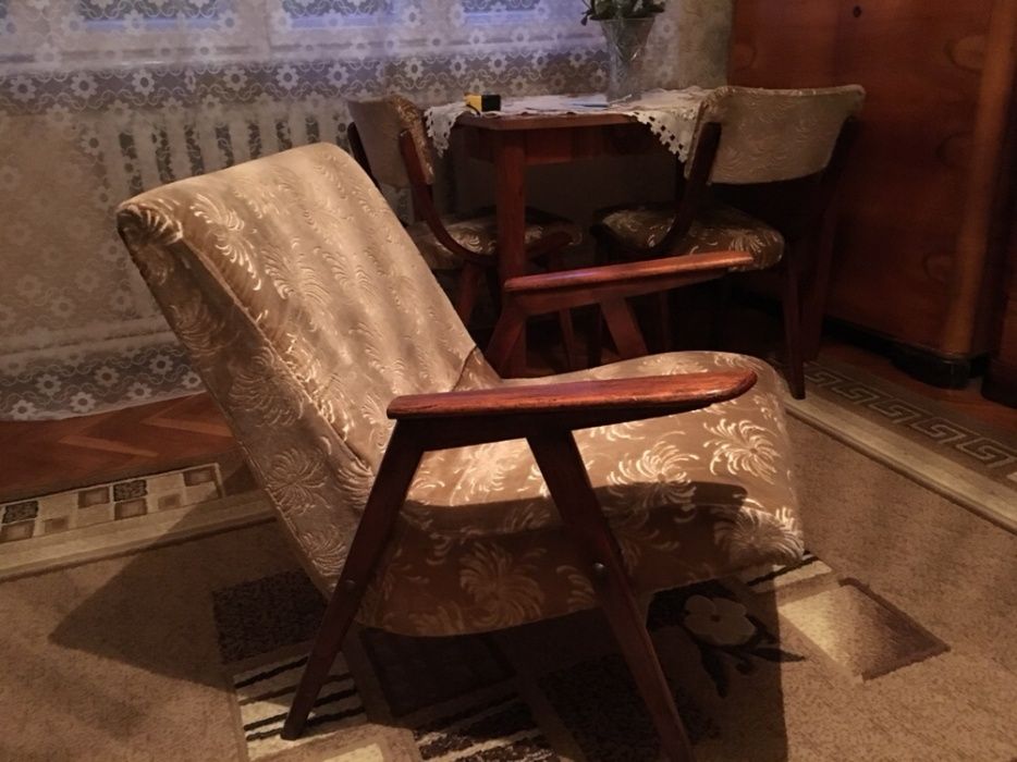 Продаю антикваріат диван,крісла,журнальний столик