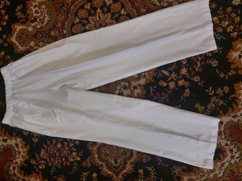 Медицинские штаны белые котоновые размер  46 -50