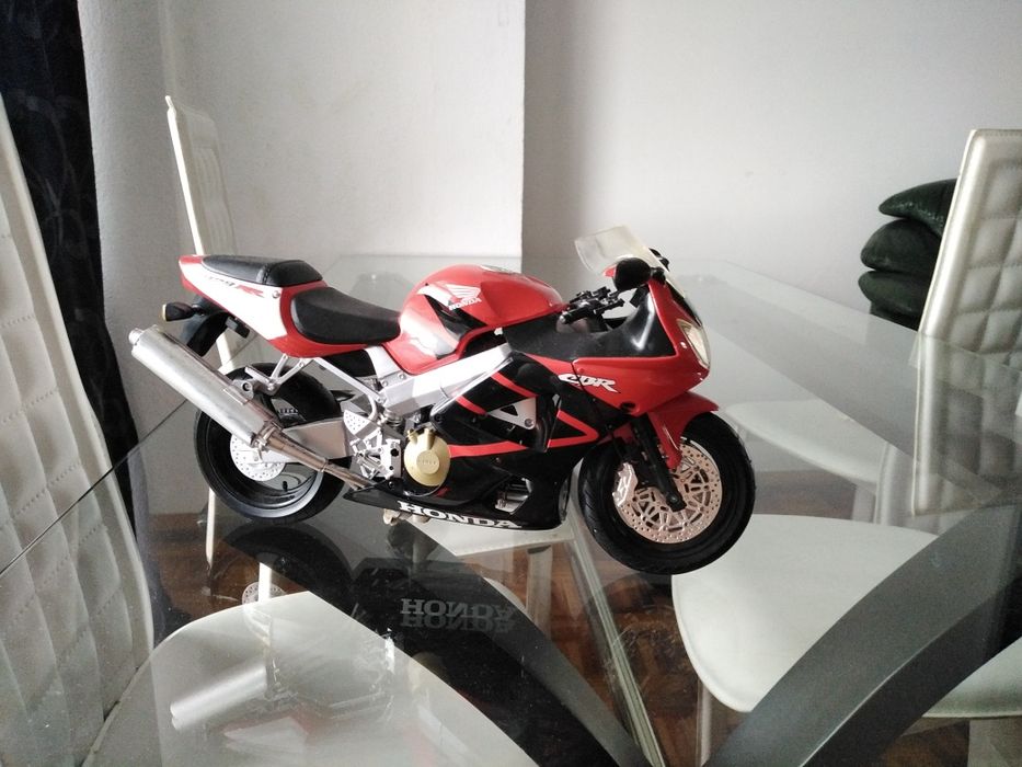Vendo 3 carros telecomandados mais replica cbr900 praticamente novos