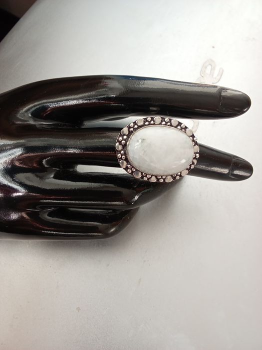 Anel em Prata Feito à Mão.   Peça Única com Quartzo Leitoso