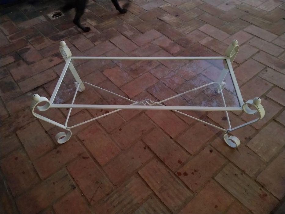 Mesa de ferro com tampo em vidro