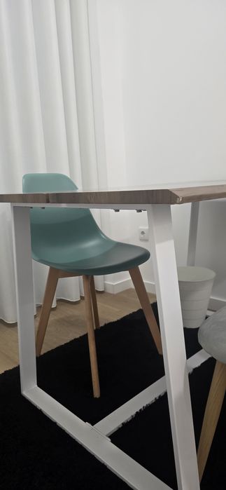 Mesa em madeira castanha