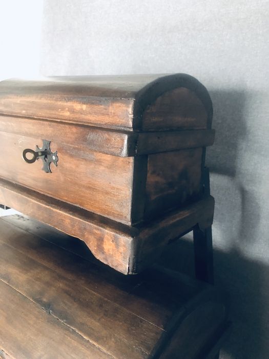 baús de madeira antigos de estilo rústico,