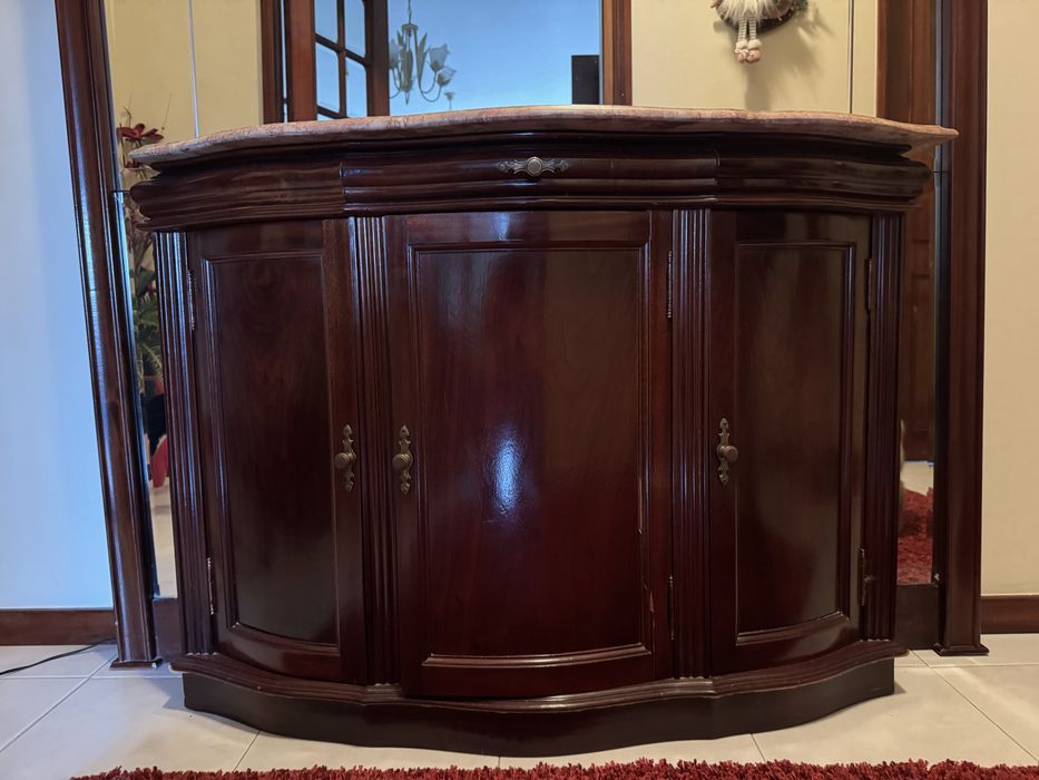 Móvel clássico em madeira maciça com espelho e tampo em mármore