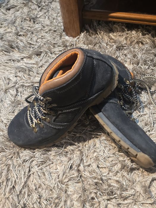 Tenis e botas usados