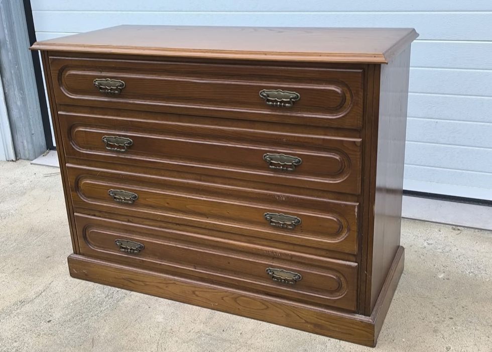 Cómoda em madeira maciça castanha