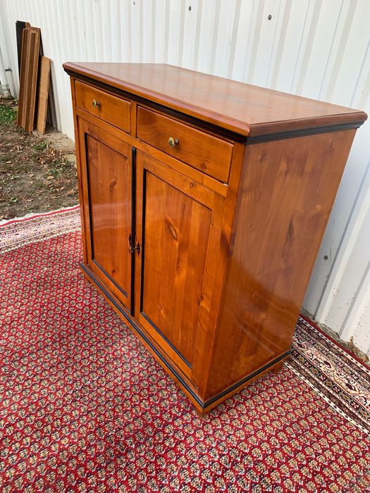 Mała ładna komoda .