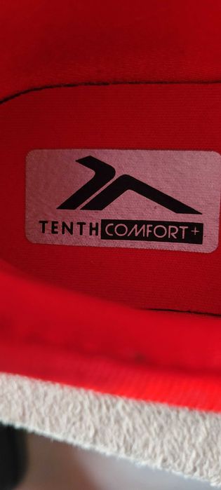 Ténis Vermelhos da marca Tenth, tamanho 42.