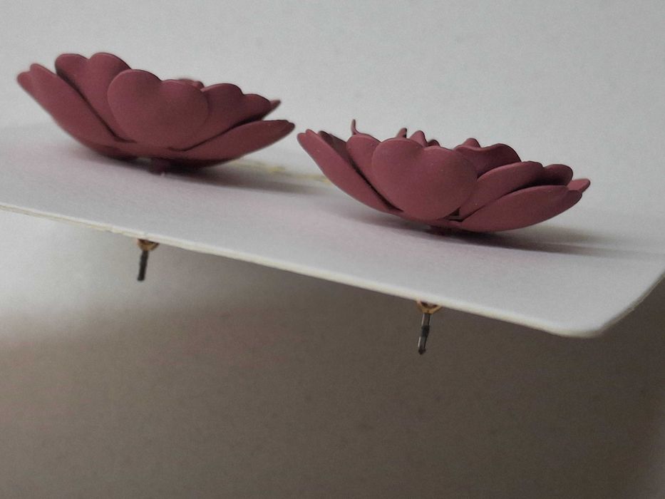 Brincos em.forma de flor em tom bordeaux beringela