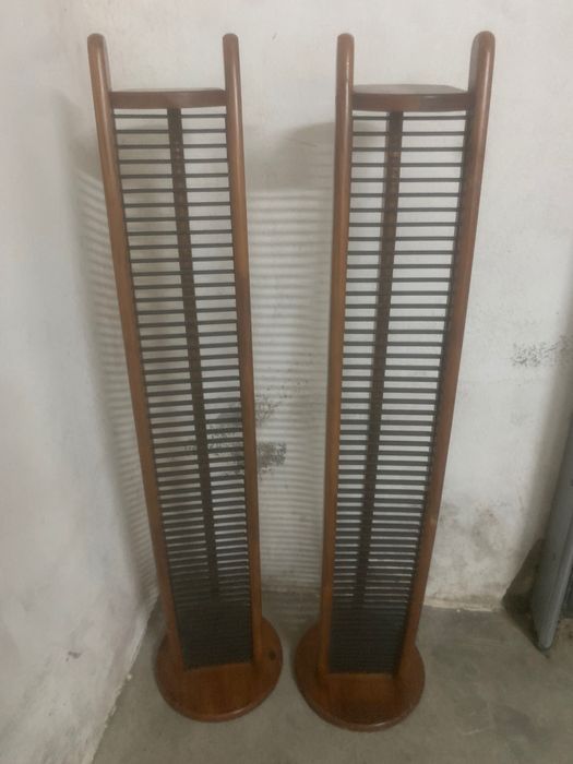 1 cadeiro de pé+ 2 suporte para CD