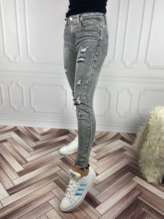 Szare jeansy z przetarciami
