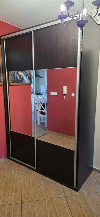 szafa z lustrem na drzwiach przesuwnych