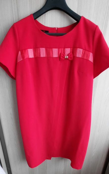 Sukienka w kolorze malinowym