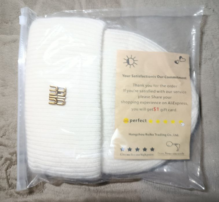 Шапка жіноча біла