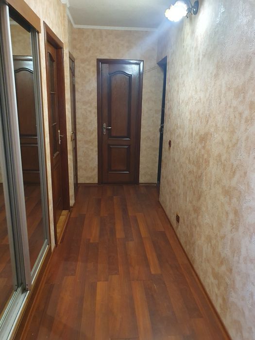 продам 4-кімнатну квартиру