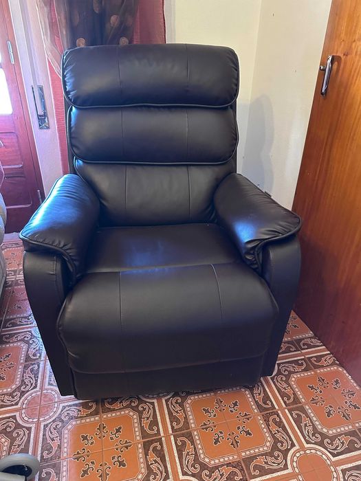 Vendo  cadeirão usado eletrico com tudo a funcinar com pouco uso, vai junto andador e banco de banho. Retirada no local, não faço entrega