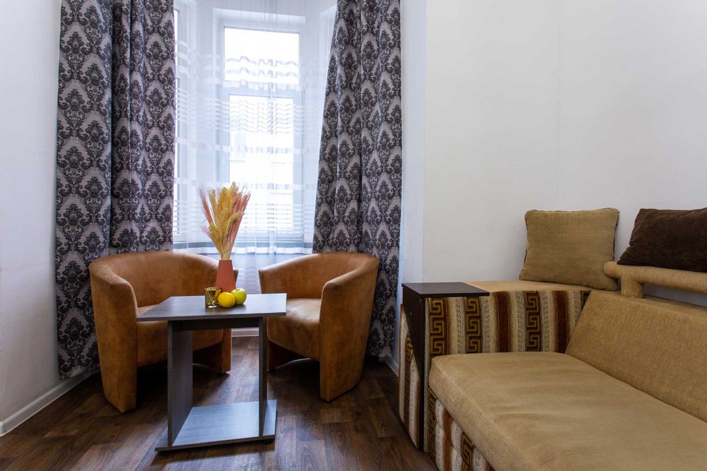 Двокімнатна квартира поряд з ТРЦ Nikolsky подобово/ майдан Конституції