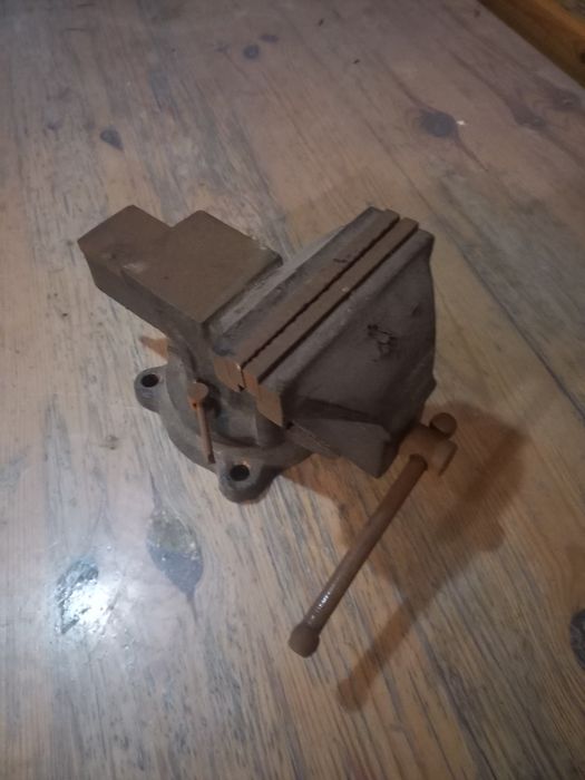 Слюсарні лещата в прекрасному стані