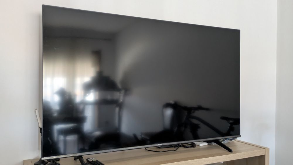 Hisense Smart TV 58" 4K UHD (58A6K) + Móvel IKEA KALLAX + caixa original