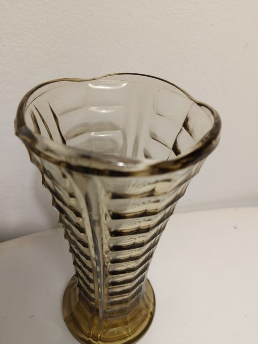 Piękny wazonik w stylu art deco ITALIA szkło prasowane