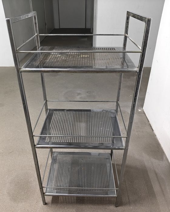 Metalowa półka stojąca