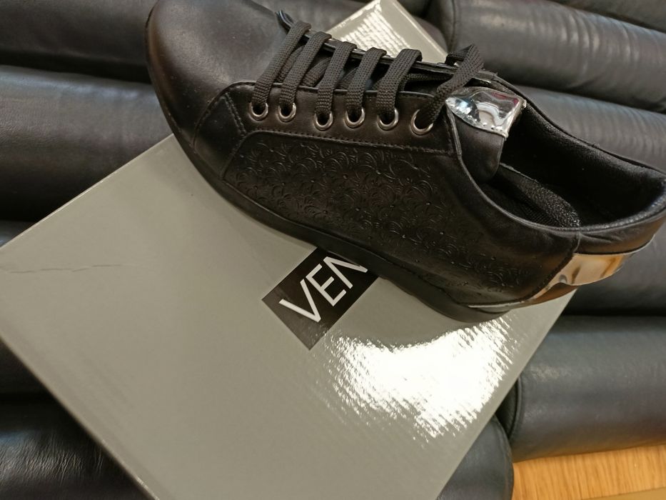 Buty na wbudowanym koturnie