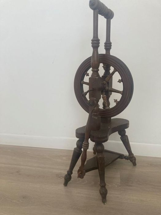 Drewniany, zabytkowy kołowrotek