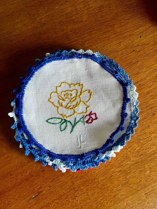 5 Tapa-jarros em linho bordados à mão com bainha em crochet