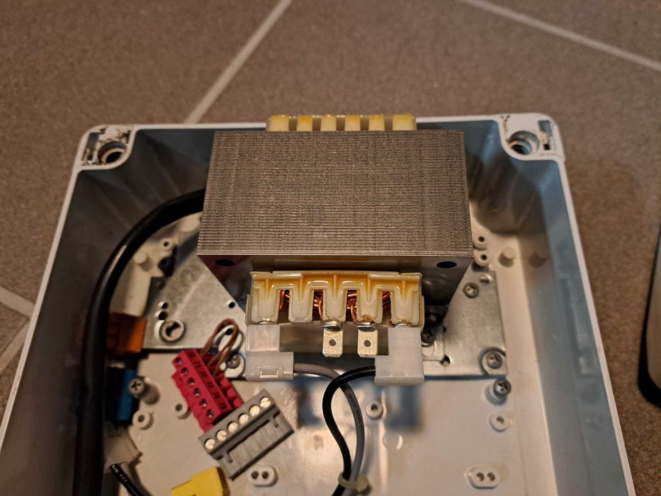Sprzedam uszkodzoną elektronikę do napędu BFT Phobos A40 + 4 piloty