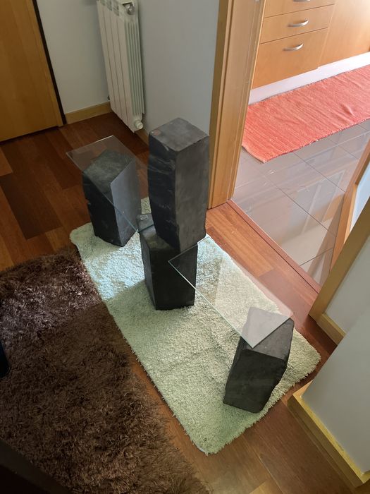 Mesa com 4 pedra em ardosia e 2 vidiros