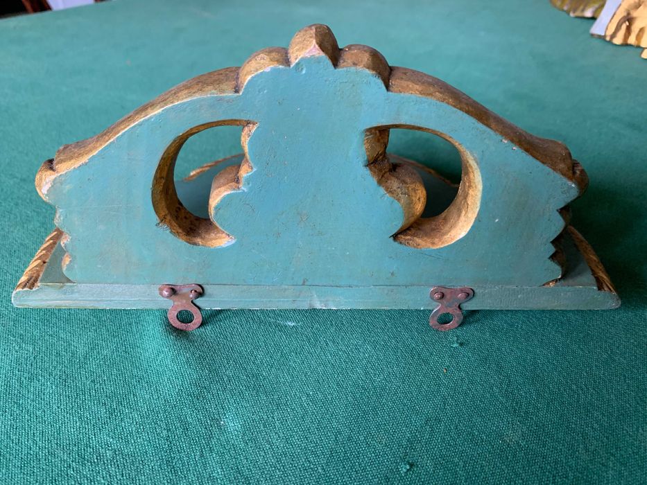 Peanha madeira esculpida à mão